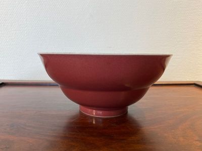 Een Chinese monochrome leverrode kom, Qianlong merk en periode — foto 3