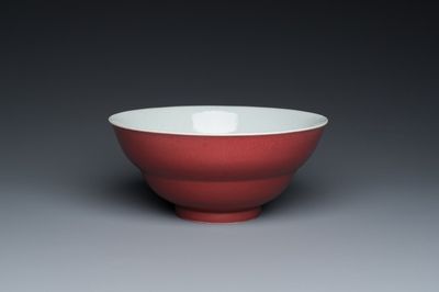 Een Chinese monochrome leverrode kom, Qianlong merk en periode
