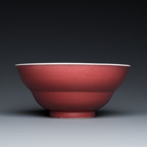 Een Chinese monochrome leverrode kom, Qianlong merk en periode — foto 3