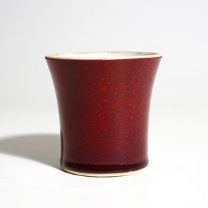 Een Chinese monochrome leverrode penselenpot, Kangxi merk en periode — foto 2
