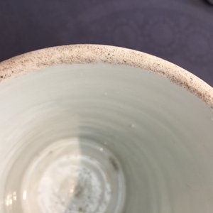 Een Chinese monochrome leverrode penselenpot, Kangxi merk en periode — foto 5