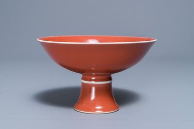 Een Chinese monochrome leverrode stem cup, Yongzheng merk, 19/20e eeuw