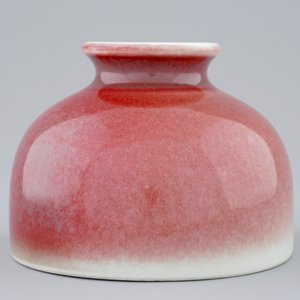Een Chinese monochrome peachbloom glazuur waterpot, 19/20e eeuw — foto 2