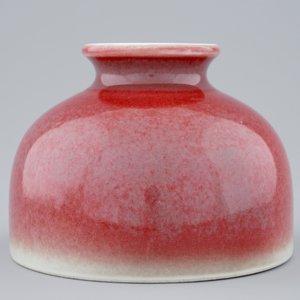 Een Chinese monochrome peachbloom glazuur waterpot, 19/20e eeuw — foto 3
