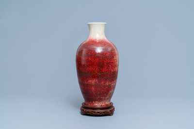 Een Chinese monochrome peachbloom vaas, 18/19e eeuw