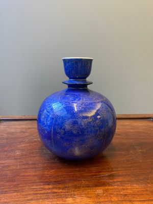 Een Chinese monochrome poederblauwe hookah basis met verguld decor van lotusslingers, Kangxi — foto 2