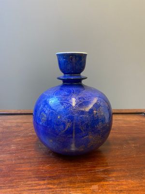 Een Chinese monochrome poederblauwe hookah basis met verguld decor van lotusslingers, Kangxi — foto 3