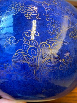 Een Chinese monochrome poederblauwe hookah basis met verguld decor van lotusslingers, Kangxi — foto 8