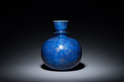 Een Chinese monochrome poederblauwe hookah basis met verguld decor van lotusslingers, Kangxi