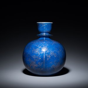 Een Chinese monochrome poederblauwe hookah basis met verguld decor van lotusslingers, Kangxi — foto 2