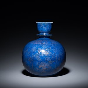 Een Chinese monochrome poederblauwe hookah basis met verguld decor van lotusslingers, Kangxi — foto 3