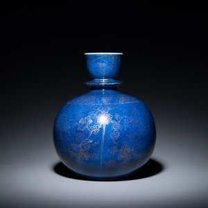 Een Chinese monochrome poederblauwe hookah basis met verguld decor van lotusslingers, Kangxi — foto 4