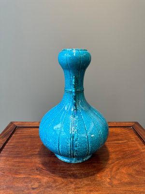 Een Chinese monochrome poederblauwe knoflookhalsvaas met chilong handgrepen, 18/19e eeuw — foto 2