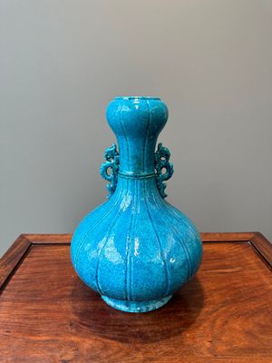 Een Chinese monochrome poederblauwe knoflookhalsvaas met chilong handgrepen, 18/19e eeuw — foto 3
