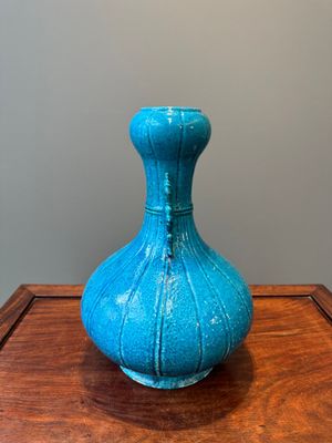Een Chinese monochrome poederblauwe knoflookhalsvaas met chilong handgrepen, 18/19e eeuw — foto 4