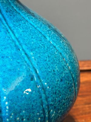Een Chinese monochrome poederblauwe knoflookhalsvaas met chilong handgrepen, 18/19e eeuw — foto 9