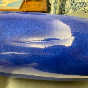 Een Chinese monochrome poederblauwe rouleau vaas, Kangxi — foto 13