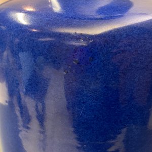 Een Chinese monochrome poederblauwe rouleau vaas, Kangxi — foto 17