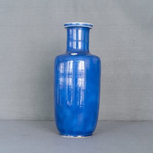 Een Chinese monochrome poederblauwe rouleau vaas, Kangxi — foto 18