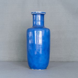Een Chinese monochrome poederblauwe rouleau vaas, Kangxi — foto 19