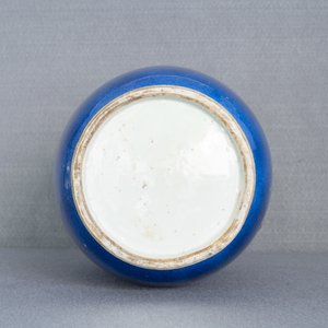 Een Chinese monochrome poederblauwe rouleau vaas, Kangxi — foto 20