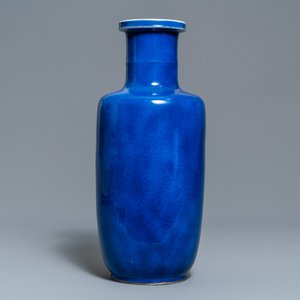 Een Chinese monochrome poederblauwe rouleau vaas, Kangxi — foto 2