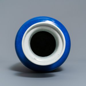 Een Chinese monochrome poederblauwe rouleau vaas, Kangxi — foto 5