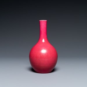 Een Chinese monochrome robijnrode flesvormige vaas, Qing — foto 1
