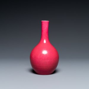 Een Chinese monochrome robijnrode flesvormige vaas, Qing — foto 3