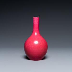 Een Chinese monochrome robijnrode flesvormige vaas, Qing — foto 4