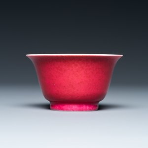 Een Chinese monochrome robijnrode kom, Qianlong merk en periode — foto 2