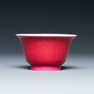 Een Chinese monochrome robijnrode kom, Qianlong merk en periode — foto 4
