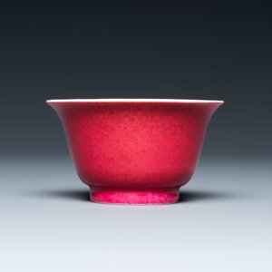 Een Chinese monochrome robijnrode kom, Qianlong merk en periode — foto 5