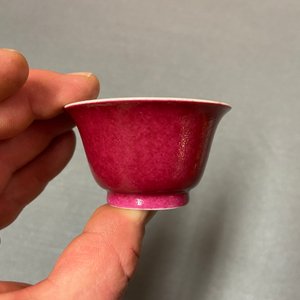 Een Chinese monochrome robijnrode kom, Qianlong merk en periode — foto 10