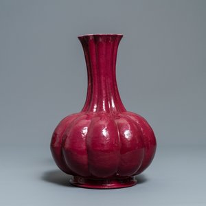Een Chinese monochrome robijnrode vaas, Qianlong merk, 19e eeuw — foto 2