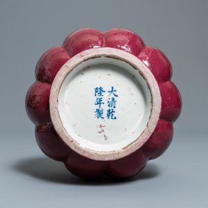 Een Chinese monochrome robijnrode vaas, Qianlong merk, 19e eeuw — foto 6