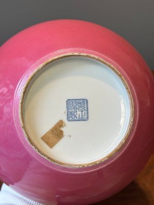 Een Chinese monochrome robijnroze geglazuurde 'tianqiuping' vaas op houten voet, Yongzheng merk, 19/20e eeuw — foto 5