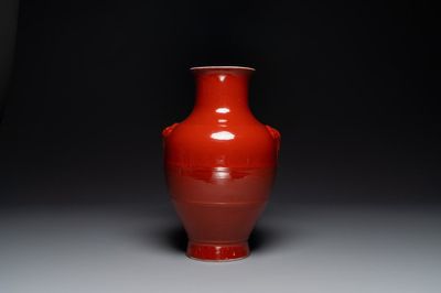 Een Chinese monochrome rood geglazuurde 'hu' vaas, Qianlong merk, 19e eeuw