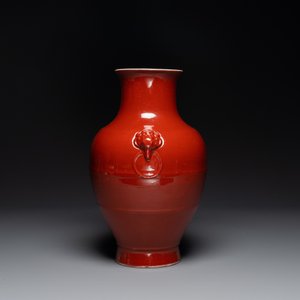 Een Chinese monochrome rood geglazuurde 'hu' vaas, Qianlong merk, 19e eeuw — foto 2