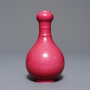 Een Chinese monochrome roze vaas, Yongzheng merk, 19/20e eeuw — foto 1