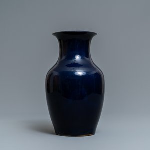 Een Chinese monochrome 'sacrificial blue' vaas, Qianlong — foto 2