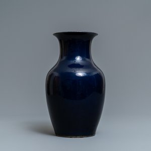 Een Chinese monochrome 'sacrificial blue' vaas, Qianlong — foto 3