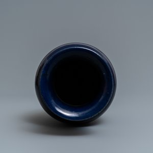Een Chinese monochrome 'sacrificial blue' vaas, Qianlong — foto 5