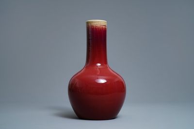 Een Chinese monochrome sang-de-boeuf flesvormige vaas, 19e eeuw