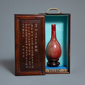 Een Chinese monochrome sang-de-boeuf flesvormige vaas in presentatiekist, Republiek — foto 1