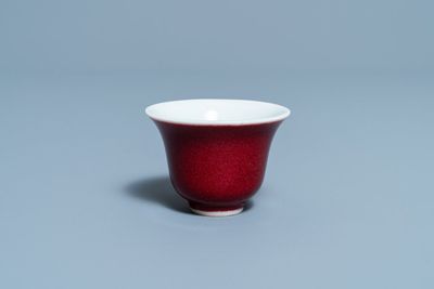 Een Chinese monochrome sang-de-boeuf-geglazuurde wijnkop, 19/20e eeuw