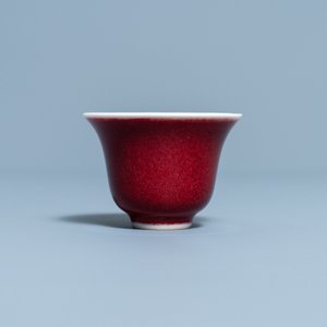 Een Chinese monochrome sang-de-boeuf-geglazuurde wijnkop, 19/20e eeuw — foto 3