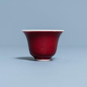 Een Chinese monochrome sang-de-boeuf-geglazuurde wijnkop, 19/20e eeuw — foto 4