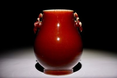 Een Chinese monochrome sang de boeuf hu vaas met hertenkoppen als oren, 19e eeuw