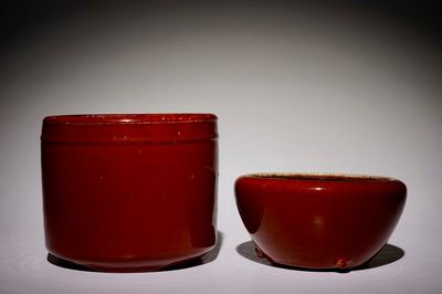 Een Chinese monochrome sang de boeuf penselenbeker en een kom, 19e eeuw